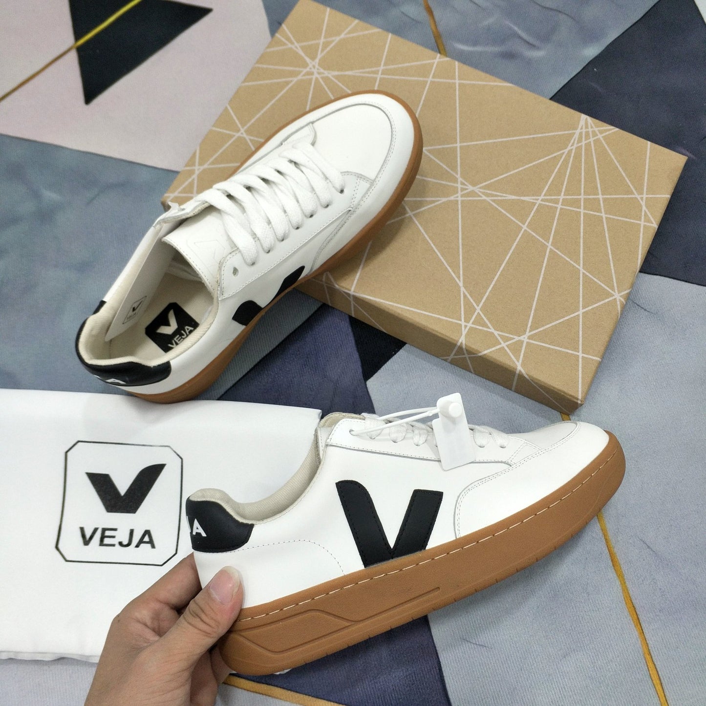 Zapatillas Ve Ja Suela Cafe logo negro