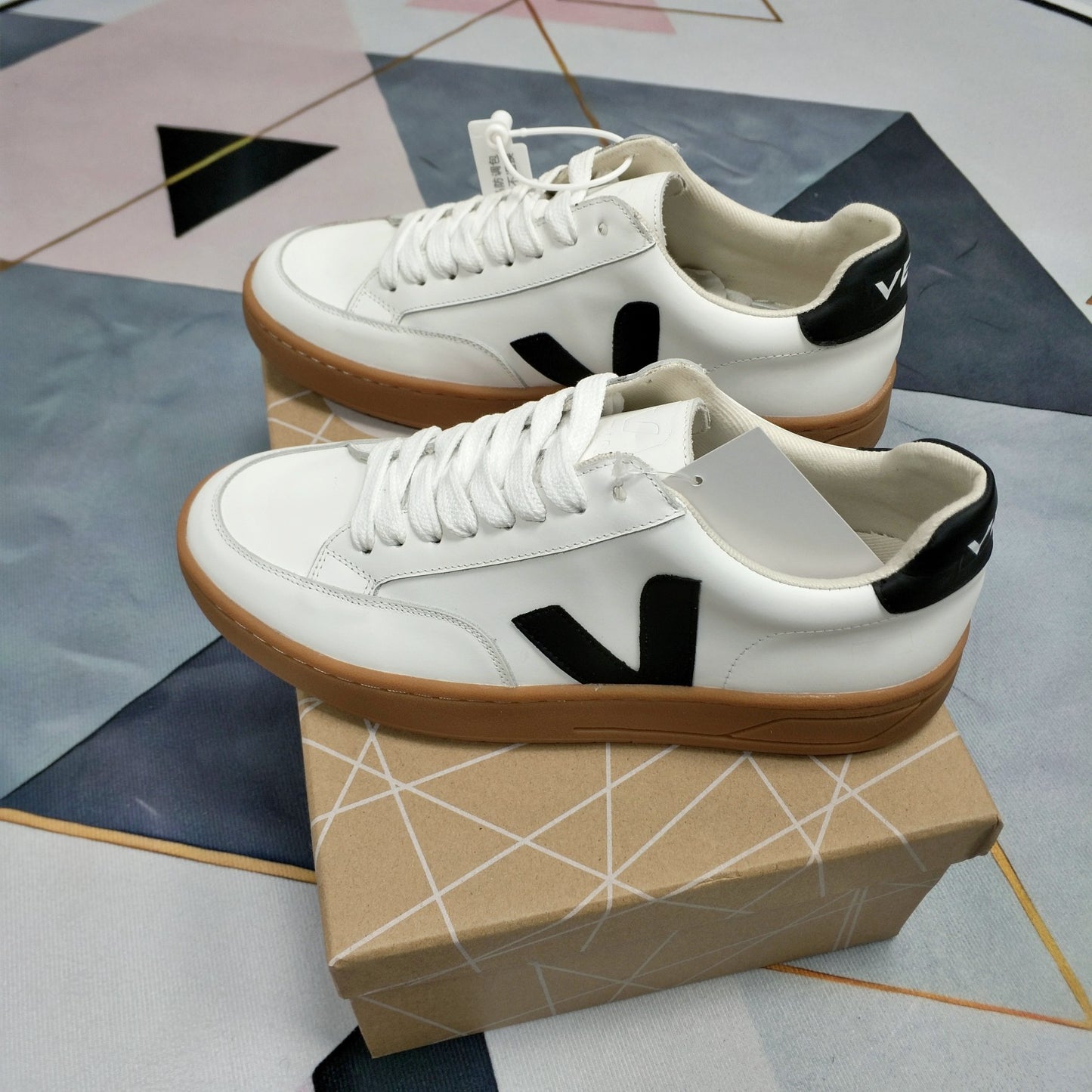 Zapatillas Ve Ja Suela Cafe logo negro