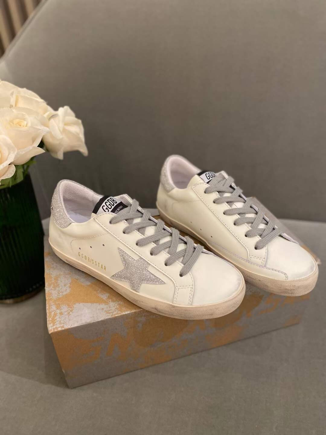Zapatillas Golden g blancas estrella brillante plateada cordones gris