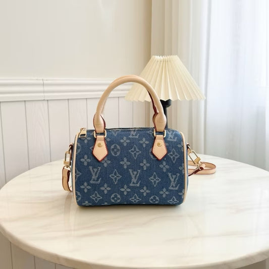 Bolso pequeño mezclilla azul logo strap removible