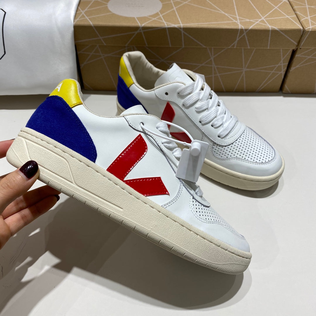 Zapatillas Ve Ja Blancas logo rojo detalles azul y amarillo