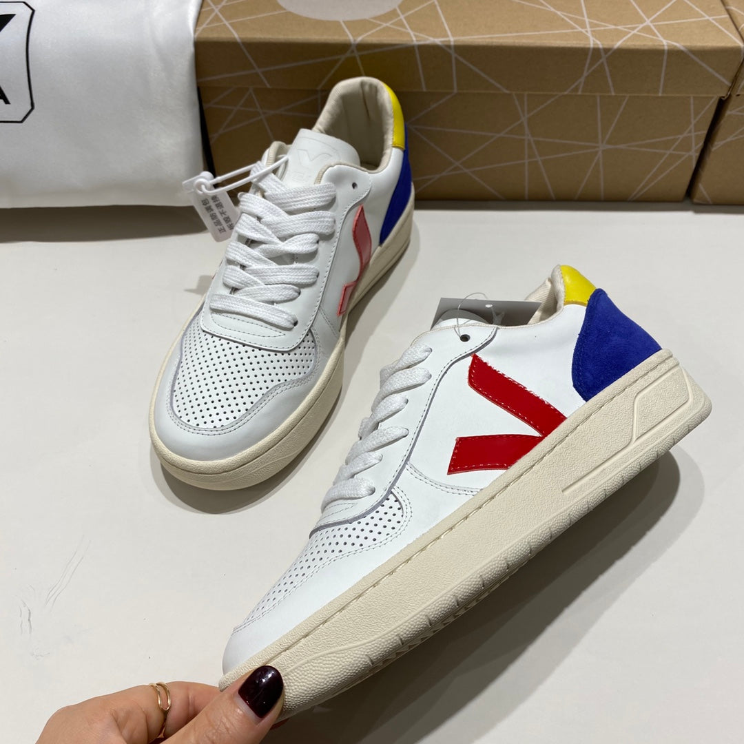 Zapatillas Ve Ja Blancas logo rojo detalles azul y amarillo