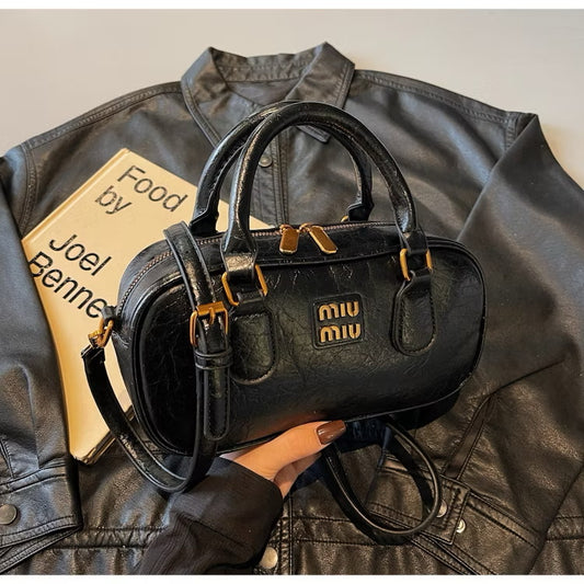 Cartera Miu ovalada negra