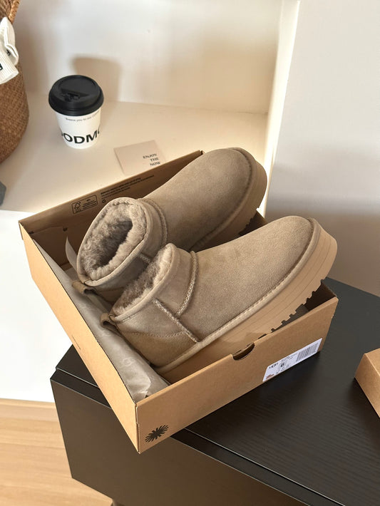 Botines ug*g cuero y lana color “sand” plataforma 3 cm