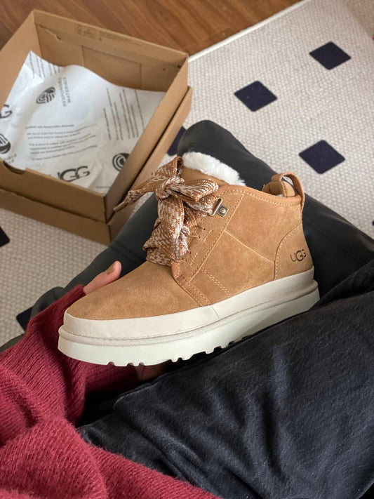 Botines ug*g cuero y lana, cordones anchos