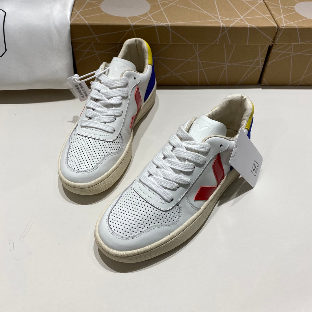 Zapatillas Ve Ja Blancas logo rojo detalles azul y amarillo